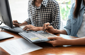 ユーザーテストとは？実施目的やメリット、ユーザビリティテストとの違いを解説