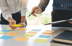 KJ法とは？アイデア整理に役立つ具体的なやり方やブレインストーミングの活用方法を解説